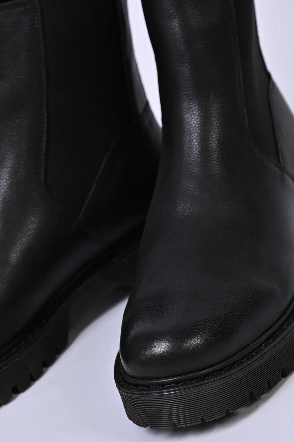LEATHER CHELSEA BOOTS